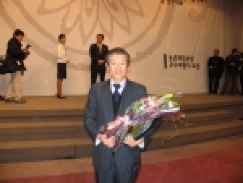 농업인이 뽑은 도농교류상 시상식에서 국무총리상을 수상한 김옥경 본부장