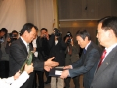 도농교류 시상식에서 국무총리상을 수상하고 있는 김옥경 본부장