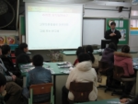 주니어 공학 교실에 교사로 참석한 월성원전 직원이 과학 원리를 설명하고 있다.