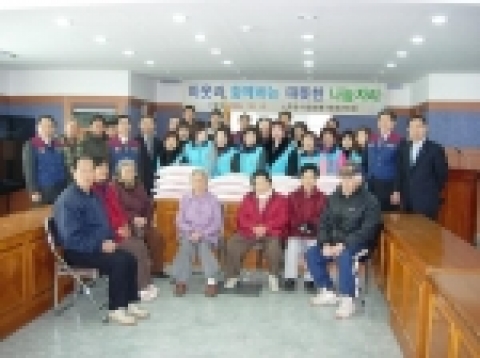 창원시 가음정동 재향군인회(회장 정임태)는 8일 동사무소 2층 회의실에서 관내 독거노인, 소년소녀가장세대, 한 부모가정 등 어려운 이웃 50세대에 쌀 20Kg들이 1포대씩(200만