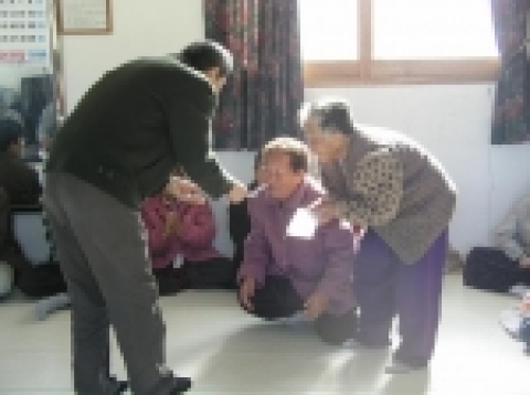 경상북도 민물고기연구센터 한종대 소장과 직원들은 12월 8일(목) 농촌자매결연 마을인 울진군 근남면 행곡3리 마을회관을 방문해 겨울철 난방 연료인 등유 400ℓ(47만원 상당)과 