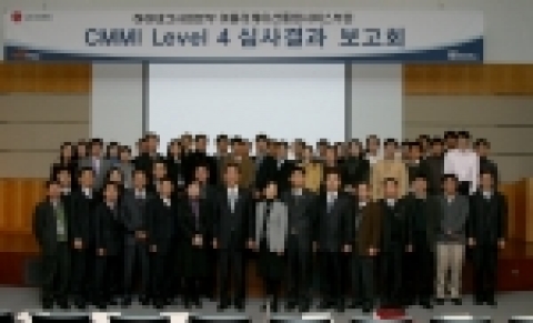 9일 LG CNS 본사 9층 대강당에서 CMMI 레벨 4인증식에 참여한 LG CNS 임직원들. 좌측 여섯번째부터 차례로 기술서비스부문장 이숙영 상무, 하이테크사업본부장 이우종 부사