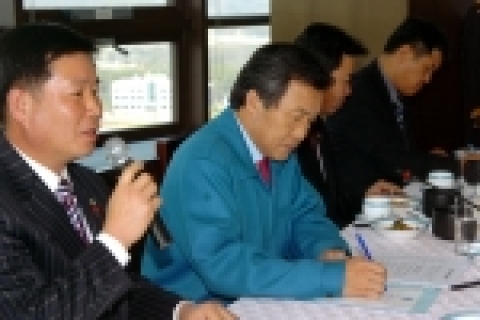 손학규 경기도지사는 12월 9일 중기센터 중식당에서 열린 농업경영인 오찬간담회에 참석하여 도 농정에 대한 농업인의 의견을 경청하고 있다. 