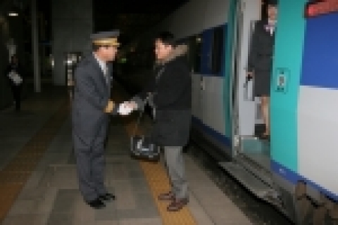 한국철도공사(사장 이철)는 이날 대전역에서 서울행 KTX 제94열차(부산역 16:15→서울역 18:57)에 승차한 김종호씨(38세·남자·회사원·서울시 중랑구 거주)가 5천만번째 승