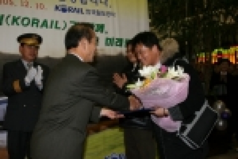 한국철도공사(사장 이철)는 이날 대전역에서 서울행 KTX 제94열차(부산역 16:15→서울역 18:57)에 승차한 김종호씨(38세·남자·회사원·서울시 중랑구 거주)가 5천만번째 승