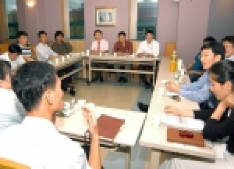 영진전문대학 ECRC가 추진하는 지역 쇼핑몰 활성화 지원사업에 참여한 업체 관계자들이 전문 지원단과의 회의모습