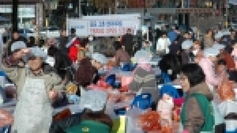현대건설이 이달 중 김포 고촌 현대아파트 분양을 앞두고 있는 가운데, 이에 앞서 12월 11일(日) 김포 사우문화 체육광장에서 김포 새마을부녀회 후원으로 ‘지역주민과 함께하는 아름