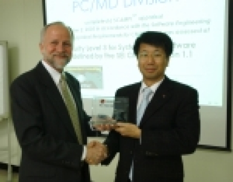 LG전자 평택디지털파크 미디어연구소에서 열린 ‘CMMI Level 3 인증 수여식’에서 LG전자 미디어연구소 PC개발실장 차균오 연구위원(오른쪽)이 SEI 선임심사원 노만 해먹(N