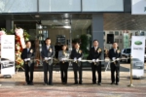 재규어&랜드로버 코리아는 서울 강남 지역의 증가하는 수입차 수요에 발맞추기 위해 서초동에 최대 규모의 전시장을 공식 오픈했다.