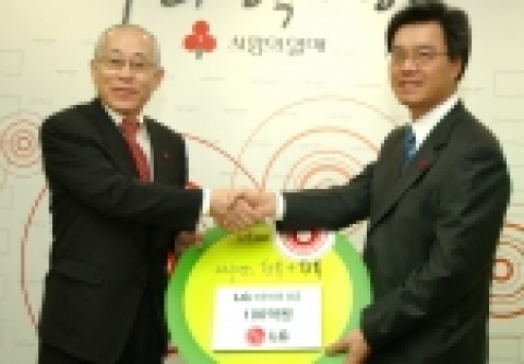 12일 정동 사랑의열매 회관에서 LG 정상국 부사장(사진 오른쪽)이 사회복지공동모금회 이세중 회장(사진 왼쪽)에게 성금기탁증서를 전달하는 모습.