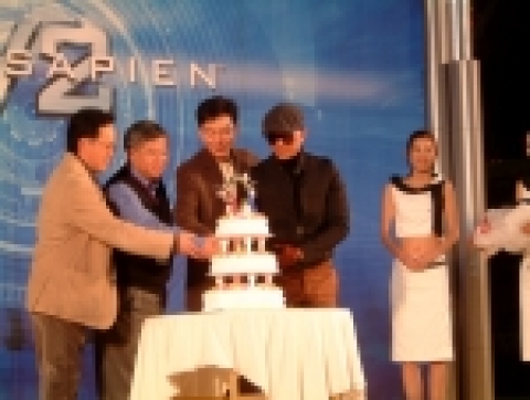 남성듀오 클론의 구준엽이 12월 11일 와우위(Wow Wee)의 휴머노이드형 로봇완구 ‘로보사피엔 V2(Robosapien V2)’의 홍보대사로 임명되었다.