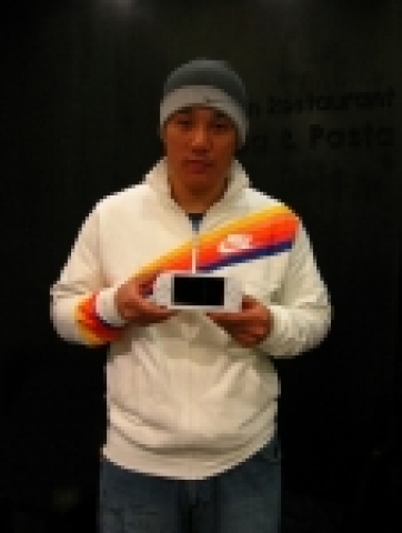 White PSP를 들고있는 이승엽선수