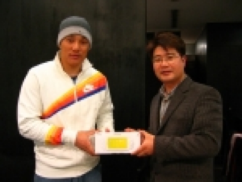 이승엽 선수에게 PSP를 증정하는 모습