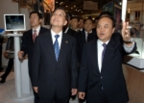 사진 오른쪽은 KOTRA 홍기화 사장.