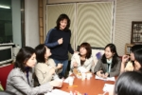 사진설명) 킥 뮤지컬 주관의 “뮤지컬 쇼케이스 2005”의 워크샵 장면