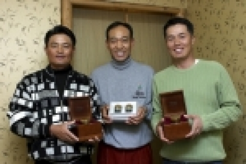 지난 12일(월) 비트로시스가 주최한 공식 만찬에서 (좌로부터)최광수, 김종덕, 장익제 프로골퍼가 비트로시스 고려산삼배양근 엑기스 제품을 들고 포즈를 취하고 있다.