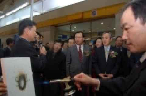 정맥산업개발(주) 박종원 대표가 개발한 난영성단열재의인화성 실험을 하고 있다.