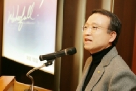 KT 남중수사장이 프레스센터 19층에서 열린 기자간담회에서 2006년도 KT 경영방향을 설명 하고 있다.