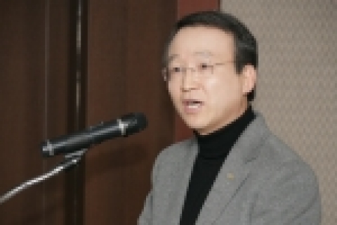 KT 남중수사장이 프레스센터 19층에서 열린 기자간담회에서 질문에 답변하고 있다.
