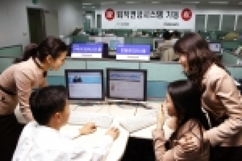 퇴직연금시스템의 가동 상황을 모니터링하고 있는 코스콤 직원들