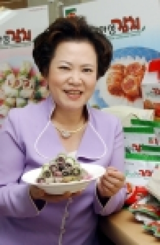 한성식품 김순자 대표가 자사 특허김치인 '깻잎양배추말이김치'를 소개하고 있다.