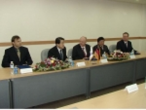 왼쪽부터 쿠르츠(로버트-코흐연구소), 이경호(진흥원 원장), 브로이(TSB대표), 김현수(파미셀대표), 보르스틀랍(샤리테병원)