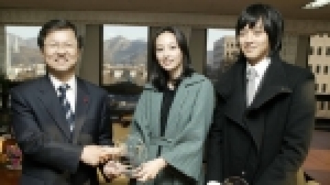 법무부는 2005. 12. 6. 장관실에서 영화배우 강동원씨와 이나영씨를 교정홍보대사로 위촉하였다.