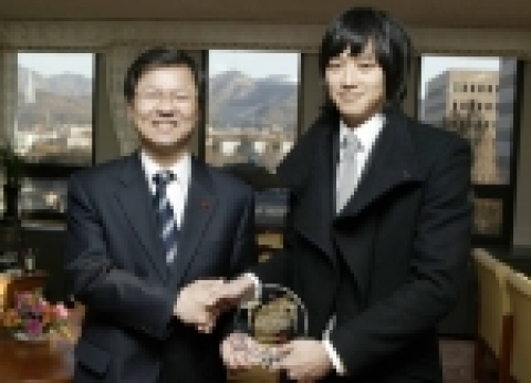 법무부는 2005. 12. 6. 장관실에서 영화배우 강동원씨를 교정홍보대사로 위촉하였다.