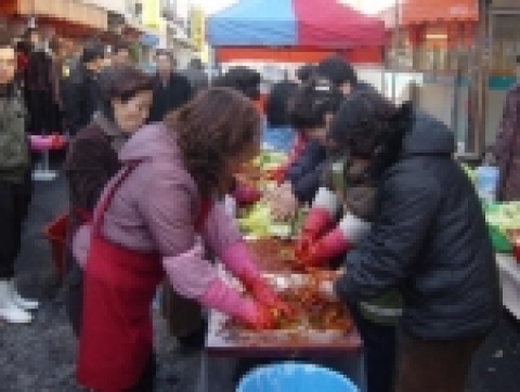 창원시 명곡동 명서재래시장 상인회(회장 허남명)는 지난 13일 관내 불우세대를 위한 사랑의 김장나누기 행사를 가졌다.
