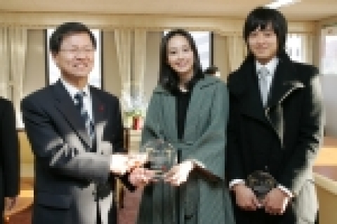 영화 <우리들의 행복한 시간>의 주연 배우 강동원과 이나영이 법무부 교정홍보대사로 위촉되었다.