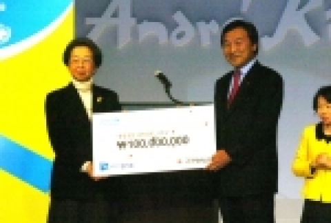 손학규 경기도지사가 12월 13일 밀레니엄 힐튼 호텔에서 열린 2005 유니세프 자선의 밤 행사에 참석하여 유니세프 한국위원회 김 영정 부회장에게 기부금 증서를 전달하고 있다.