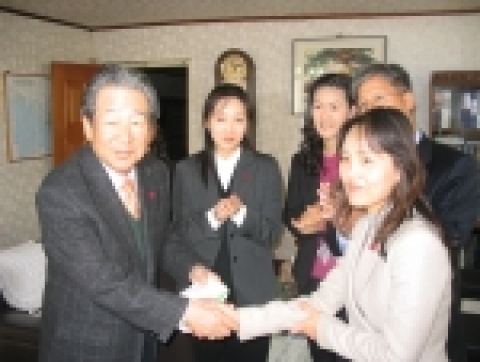 경기신용보증재단(이사장 박해진) 여직원 동호회 ‘너울지기’는 ‘사랑나누기 자선바자회’로 얻어진 행사 수익금 전액을 연말을 맞아 어려움을 겪고 있는 소외계층을 위해 13일 경기도사회