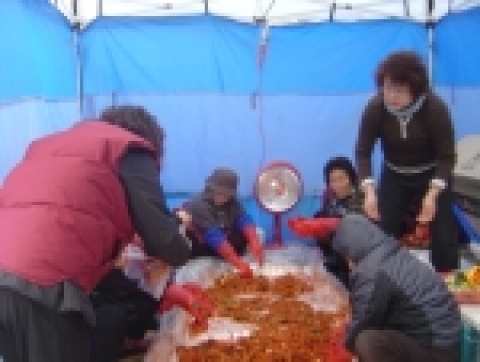 역곡2동 새마을 부녀회에서는 지난 2005년 12월 7일 어려운 이웃돕기 일일찻집 운영을 통해 마련한 수입금 250만원으로 350포기의 배추를 구입하여 2005년 12월 13일 김