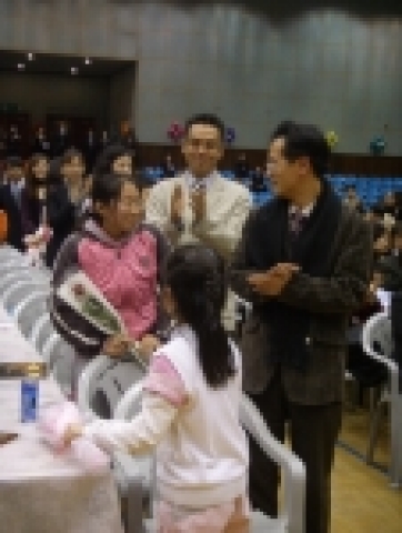 대전시립합창단원과 소년소녀가장과의 사랑의 결연식장면