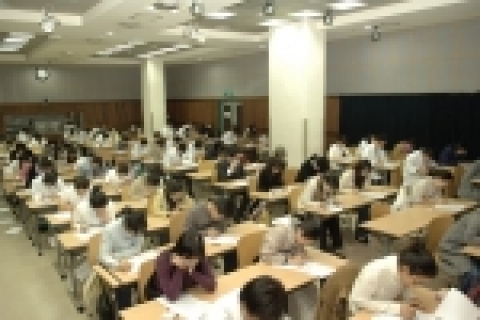 국립암센터는 12월 14일(수) 오전 8시, 국립암센터 강당에서 ‘암교양강좌 퀴즈왕 선발대회’를 네 번째로 개최하였다.