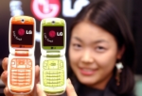 LG전자는 전세계 최대 WCDMA 사업자인 허치슨社에 39.6mm Wide LCD를 채택한 LG-U8550을 공급한다.