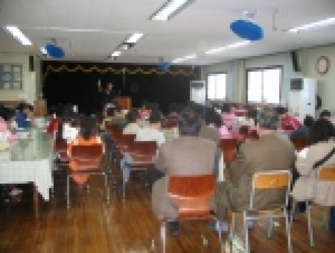 주교동 주민자치위원회는 초등학교 3학년 어린이들을 대상으로 내 고장의 어제와 오늘을 알리고, 지역 문화 유적지와 지역명칭유래, 전설 등을 찾아보는 체험 프로그램을 운영해 눈길을 끌