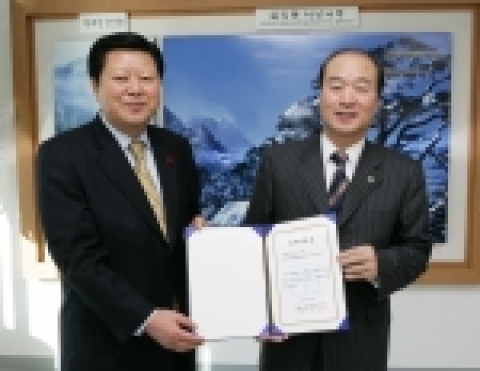 재단법인 대구은행 장학문화재단은 12월 14일 대구광역시 교육청을 방문해 신상철 교육감에게 학습기자재 보급을 위한 지원금으로 1천만원을 전달했다.