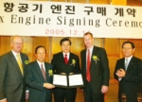 사진 좌로부터 로저 시저(Roger Seager) GE 애비에이션부사장, 이종희 대한항공 사장, 조양호 대한항공 회장, 스콧 도넬리(Scott Donnelly)GE 애비에이션사장,