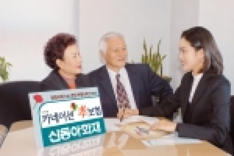 신동아화재는 피보험자가 일반상해나 질병으로 사망할 경우 최고 2,000만원의 장례비용과 매년 10만원씩 10년 간의 추모비용을 지급하고 장례서비스와 콘도여행서비스 혜택까지 제공하는