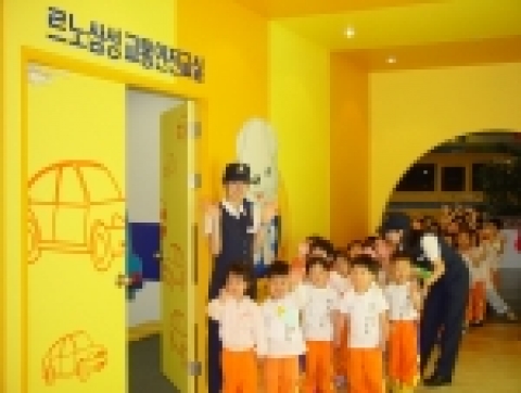 르노삼성자동차가 교육용 기자재 및 교육 자료를 지원하여 부산 어린이 교통학교에서 운영중인 교통 안전 프로그램 전용 공간인 <르노삼성 교통안전 교실>에서 초등학교 어린이들이 교통 안전 교육을 받고 있다.
