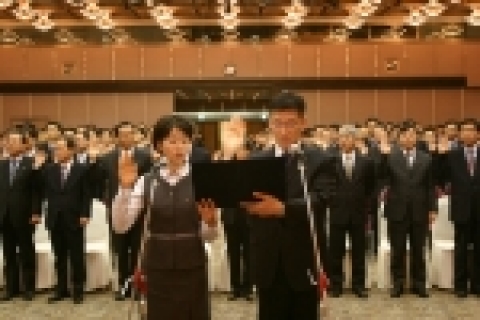 대한생명 남녀직원 대표와 500여 임직원이 12월 15일(木) 오전 9시 63빌딩 국제회의장에서 ‘인류행복’을 기업이념으로 정하고 기업윤리강령을 낭독하고 있다.