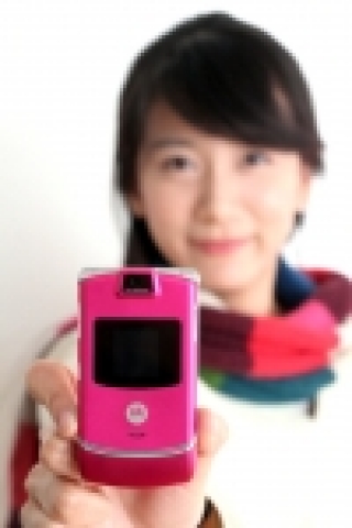 모토로라코리아는 내년 봄 유행컬러인 &#039;핑크&#039;컬러로 변신한 초슬림폰 ‘핑크레이저(Pink RAZR/모델명 MS500)’를 출시한다.