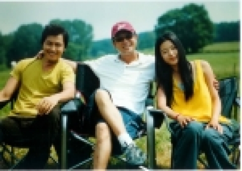 영화 <데이지>를 연출한 유위강 감독과 배우 정우성, 전지현