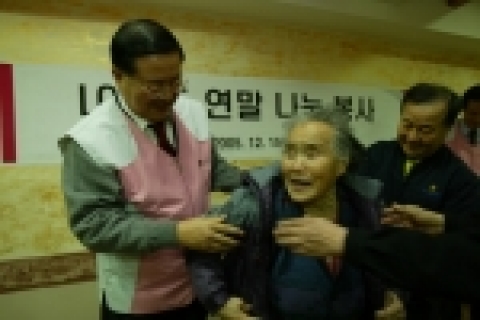 박해춘 LG카드 사장이 15일 서울 서대문구 독립문 옆에 위치한 ‘한길봉사회’ 에서 독거노인을 대상으로 직접 방한의류를 입혀드리고 있다.
