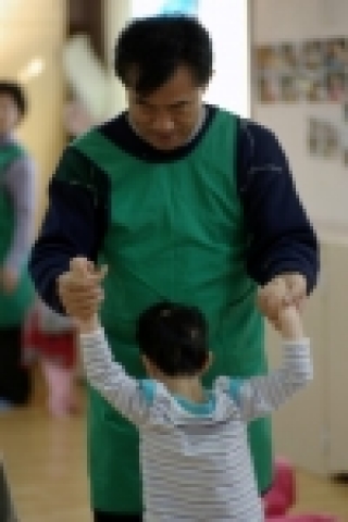 걷기가 힘든 환우들을 데리고 운동을 시키고 있는 한국 루슨트 자원봉사자(박종구 상무)