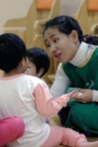 환우들과 놀이를 하고 있는 한국 루슨트 직원(권소영 차장)