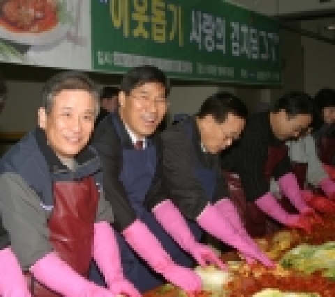 삼성물산 건설부문은 14일 이상대 사장을 포함한 자원봉사자 80여명이 성남시 상대원1동 주민 자치센타에서 사랑의 김치담그기 행사를 가졌다.