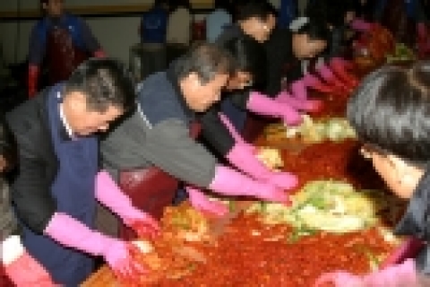 삼성물산 건설부문은 14일 이상대 사장을 포함한 자원봉사자 80여명이 성남시 상대원1동 주민 자치센타에서 사랑의 김치담그기 행사를 가졌다.