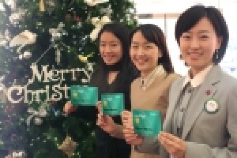 하나은행 직원들이 본점 영업1부에서 전자통장 (IC카드) 모형을 들고 활짝 웃고있는 모습임.